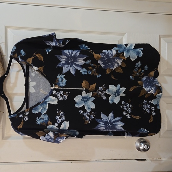 ☢️3 For $20. Eclipse-top,flowers,shades of blue - Picture 3 of 8